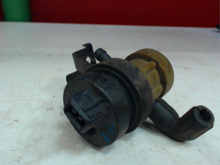 Begagnade Bränsletrycksregulator Mercedes E Combi (S210) 2.0 E-200 16V Pris € 25,00 Marginaltabell erbjuds av Tijdeman Mercedes Onderdelen