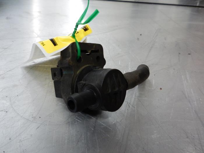 Vacuum valve from a Mercedes-Benz S (W220) 5.0 S-500 V8 24V 2001
