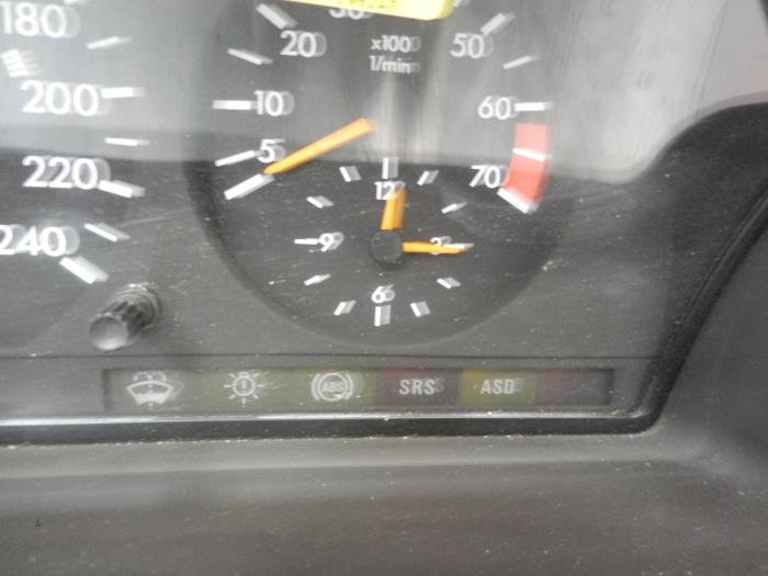 Odometer KM from a Mercedes-Benz E Combi (S124) 2.0 E-200 16V 1994