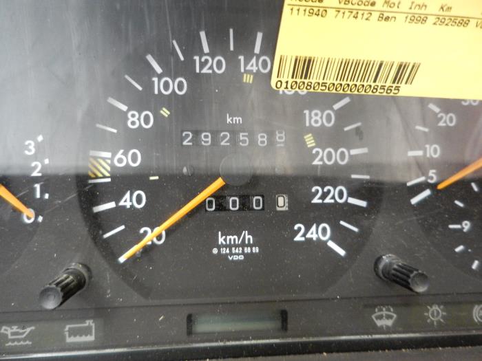 Odometer KM from a Mercedes-Benz E Combi (S124) 2.0 E-200 16V 1994