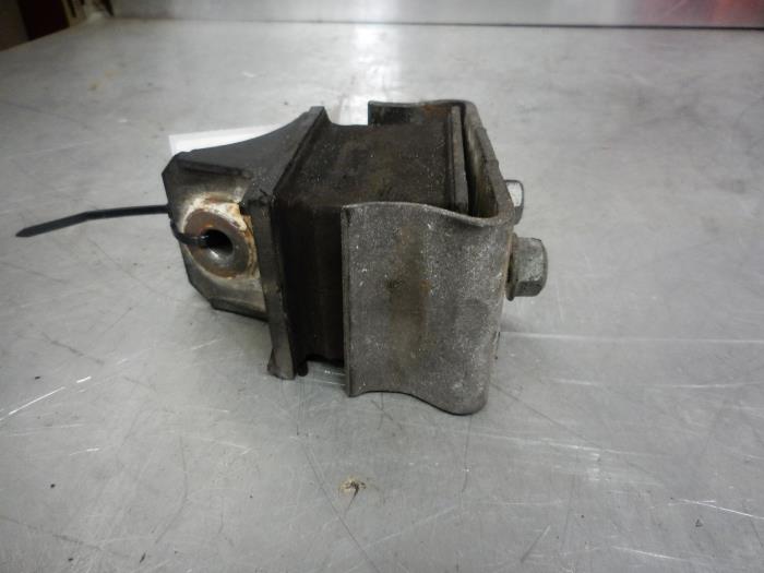 Used Engine mount Mercedes Sprinter 3t (903) 308 CDI 16V Price € 20,00 Margin scheme offered by Tijdeman Mercedes Onderdelen