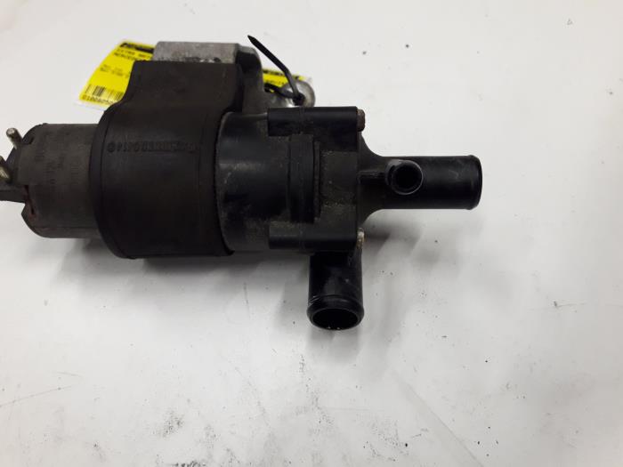Begagnade Extra vattenpump Mercedes E (W210) 3.2 E-320 V6 18V Pris på förfrågan erbjuds av Tijdeman Mercedes Onderdelen