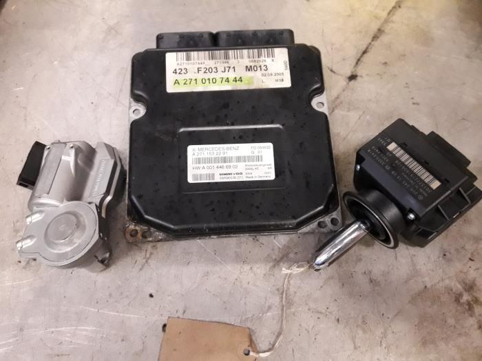 Used Ignition lock + computer Mercedes C Combi (S203) 1.8 C-180K 16V Price on request offered by Tijdeman Mercedes Onderdelen