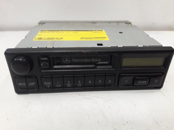 Reproductor de casetes y radio de un Mercedes-Benz ML I (163) 320 3.2 V6 18V Aut.Kat. 1999