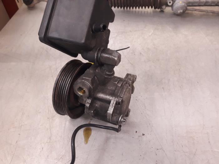 Power steering pump from a Mercedes-Benz S (W220) 3.2 S-320 18V 2000