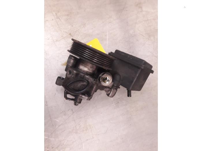 Power steering pump from a Mercedes-Benz S (W220) 3.2 S-320 18V 2000