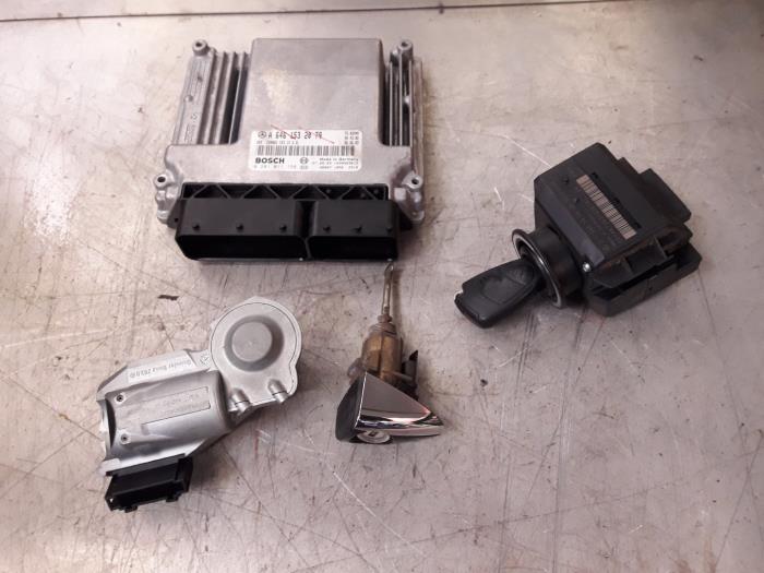 Used Ignition lock + computer Mercedes E Combi (S211) 2.2 E-220 CDI 16V Price on request offered by Tijdeman Mercedes Onderdelen