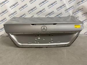 Usados Cubierta de maletero Mercedes E (W211) 2.2 E-200 CDI 16V Precio € 100,00 Norma de margen ofrecido por Sterparts Mercedes specialist