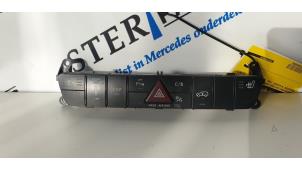 Usados Interruptor de luz de pánico Mercedes R (W251) Precio € 45,00 Norma de margen ofrecido por Sterparts Mercedes specialist
