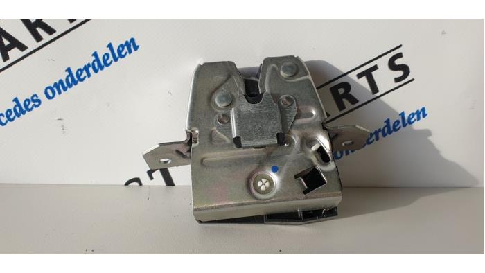 Tailgate lock mechanism from a Mercedes-Benz B (W246,242) 1.6 B-200 BlueEFFICIENCY Turbo 16V 2014