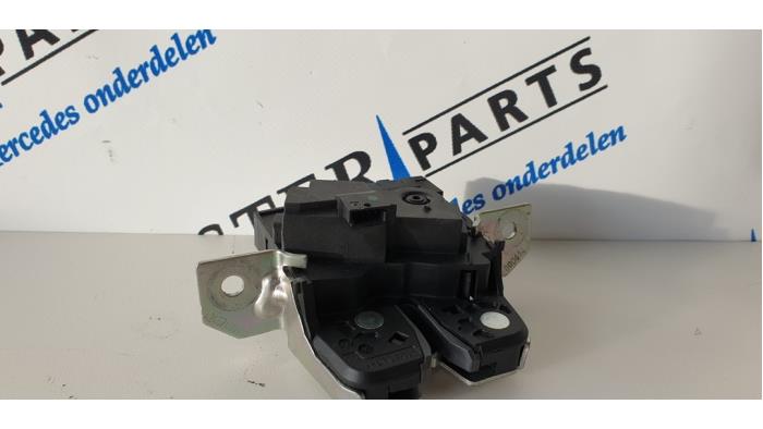 Tailgate lock mechanism from a Mercedes-Benz B (W246,242) 1.6 B-200 BlueEFFICIENCY Turbo 16V 2014