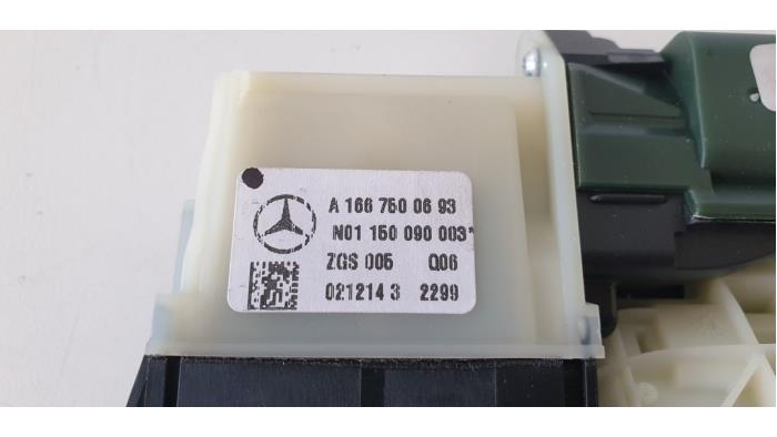 Manija de maleteto de un Mercedes-Benz ML III (166) 3.0 ML-400 V6 24V Turbo 4-Matic 2015