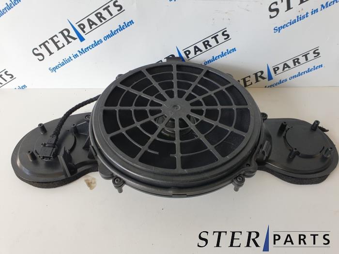 Używane Subwoofer Mercedes S (W220) 3.2 S-320 CDI Cena € 50,00 Procedura marży oferowane przez Sterparts Mercedes specialist