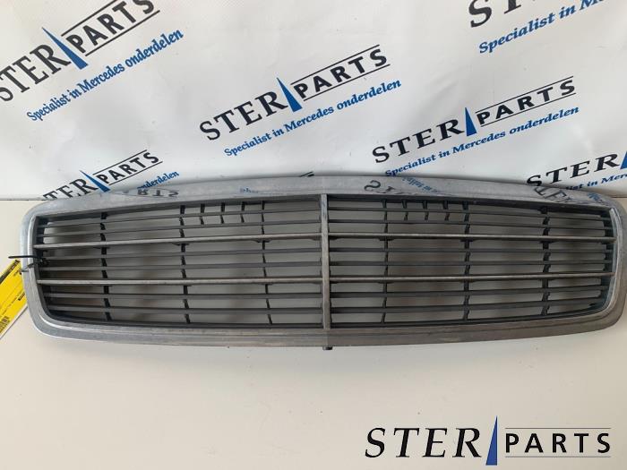 Używane Grill Mercedes C (W203) 2.0 C-180 16V Cena € 24,95 Procedura marży oferowane przez Sterparts Mercedes specialist