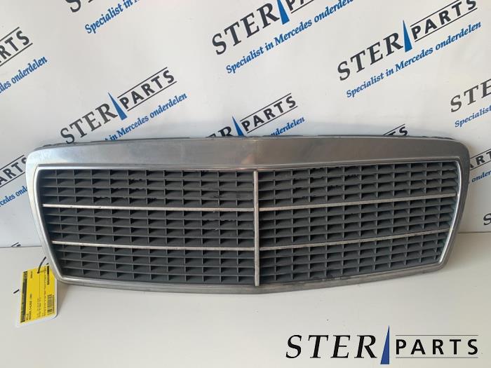 Używane Grill Mercedes E (W210) 2.0 E-200 16V Cena € 24,95 Procedura marży oferowane przez Sterparts Mercedes specialist