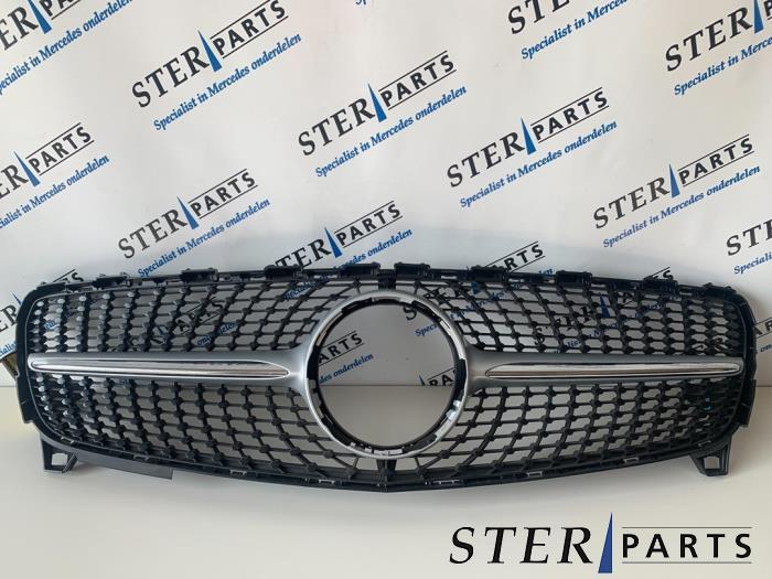 Używane Grill Mercedes CLA (117.3) 2.2 CLA-200 CDI, 200 d 16V Cena € 181,50 Z VAT oferowane przez Sterparts Mercedes specialist