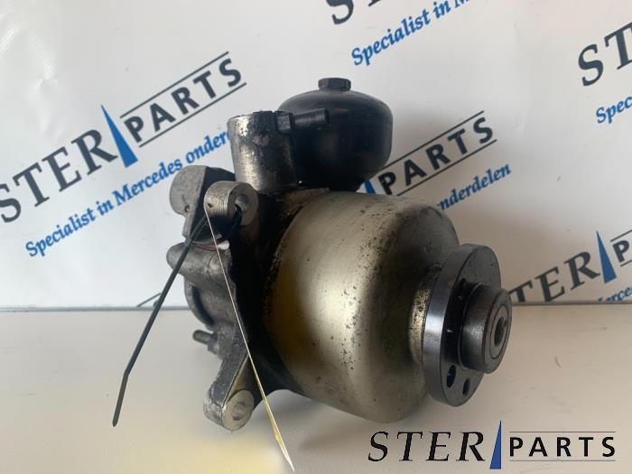 Usagé Pompe de direction Mercedes SL (R230) 5.0 SL-500 V8 24V Prix € 450,00 Règlement à la marge proposé par Sterparts Mercedes specialist