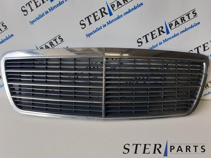 Begagnade Grill Mercedes E (W210) 2.2 E-200 CDI 16V Pris € 24,95 Marginaltabell erbjuds av Sterparts Mercedes specialist