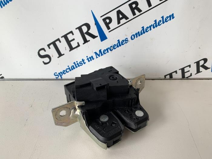 Tailgate lock mechanism from a Mercedes-Benz B (W246,242) 1.6 B-200 BlueEFFICIENCY Turbo 16V 2012