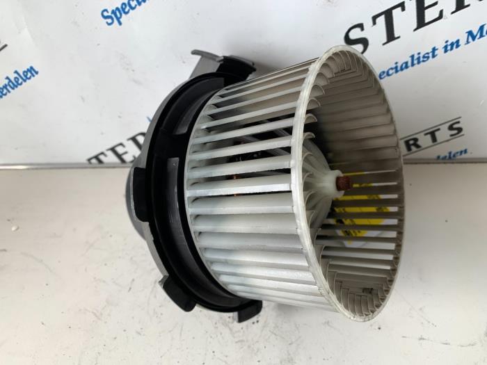 Heating and ventilation fan motor from a Mercedes-Benz Sprinter 3t (906.71) 209 CDI 16V 2009