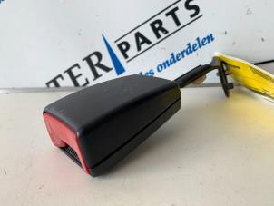 Begagnade Bakre bältesspänne, vänster Mercedes E (W211) 2.2 E-200 CDI 16V Pris € 19,95 Marginaltabell erbjuds av Sterparts Mercedes specialist