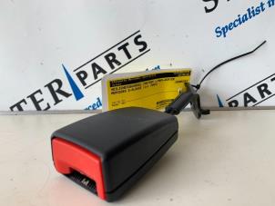 Begagnade Bakre bältesspänne, vänster Mercedes E (W211) 2.2 E-220 CDI 16V Pris € 19,95 Marginaltabell erbjuds av Sterparts Mercedes specialist