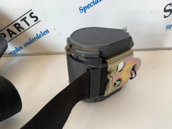 Front seatbelt, right from a Mercedes-Benz Vito (638.1/2) 2.3 108D 1998