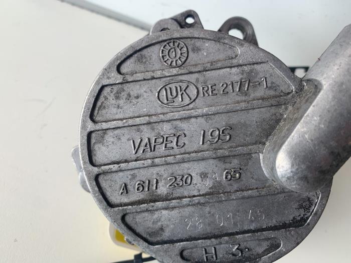Vacuum pump (diesel) from a Mercedes-Benz Vito (638.0) 2.2 CDI 108 16V 2001