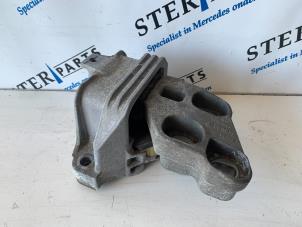 Usados Soporte de motor Mercedes B (W246) 1.6 B-200 BlueEFFICIENCY Turbo 16V Precio € 29,95 Norma de margen ofrecido por Sterparts Mercedes specialist