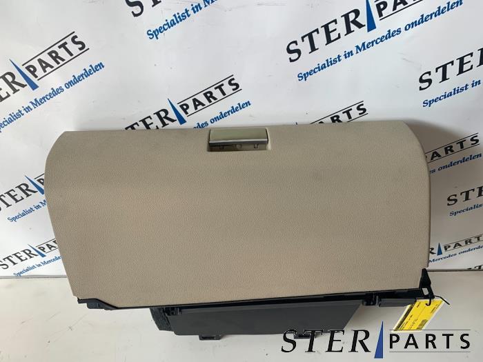 Begagnade Handskfack Mercedes B (W245) 1.7 B-170 16V Pris € 19,95 Marginaltabell erbjuds av Sterparts Mercedes specialist