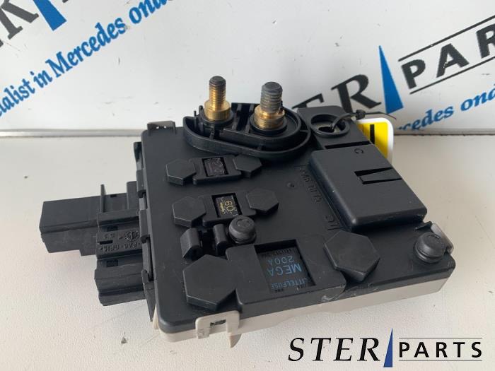 Stromverteiler van een Mercedes-Benz S (W220) 5.0 S-500 V8 24V 2001
