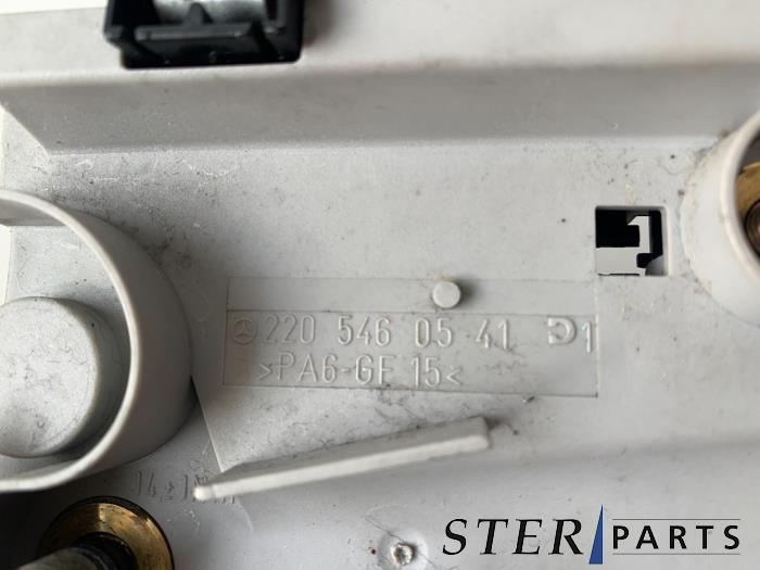 Stromverteiler van een Mercedes-Benz S (W220) 5.0 S-500 V8 24V 2001