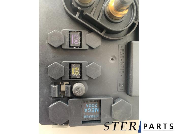 Stromverteiler van een Mercedes-Benz S (W220) 5.0 S-500 V8 24V 2001