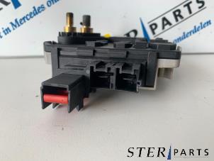 Stromverteiler van een Mercedes-Benz S (W220) 5.0 S-500 V8 24V 2001