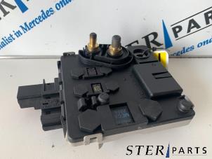 Stromverteiler van een Mercedes-Benz S (W220) 5.0 S-500 V8 24V 2001