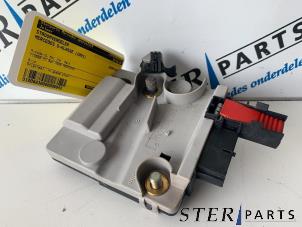 Stromverteiler van een Mercedes-Benz S (W220) 5.0 S-500 V8 24V 2001