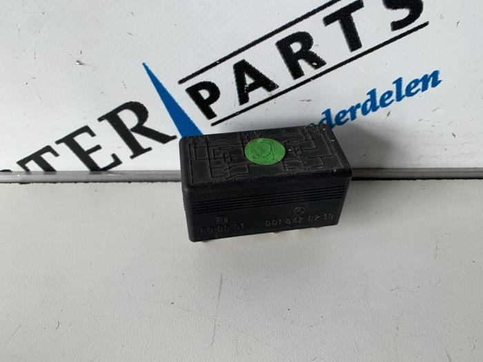 Cooling fin relay from a Mercedes-Benz C (W202) 1.8 C-180 16V 1996