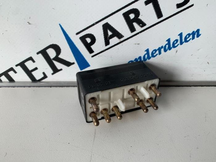 Cooling fin relay from a Mercedes-Benz C (W202) 1.8 C-180 16V 1996