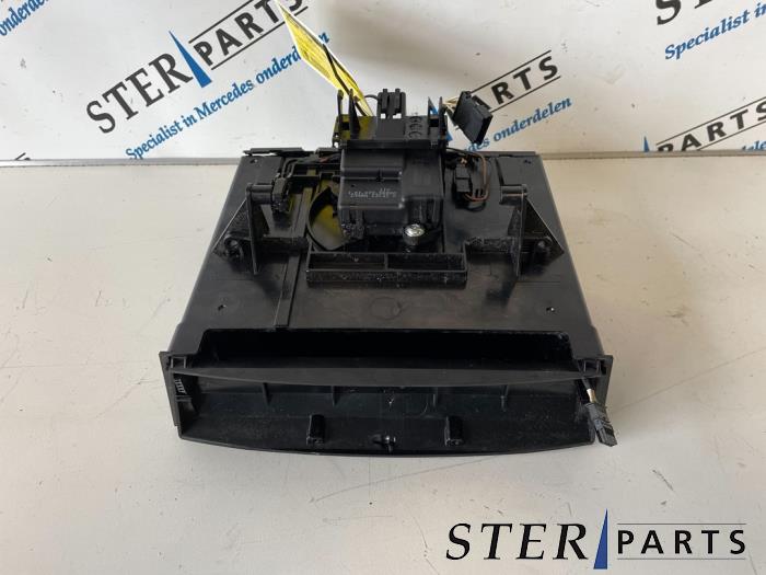 Begagnade Handskfack Mercedes E (W211) 3.2 E-320 CDI 24V Pris € 45,00 Marginaltabell erbjuds av Sterparts Mercedes specialist
