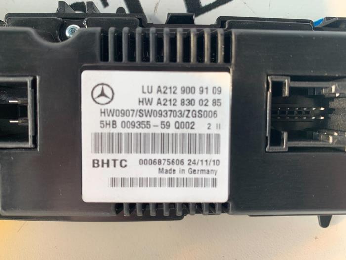 Air conditioning control panel from a Mercedes-Benz E (W212) E-220 CDI 16V BlueEfficiency 2010