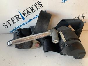 Begagnade Främre säkerhetsbälte, höger Mercedes E (W124) 2.0 E-200 16V Pris € 40,00 Marginaltabell erbjuds av Sterparts Mercedes specialist