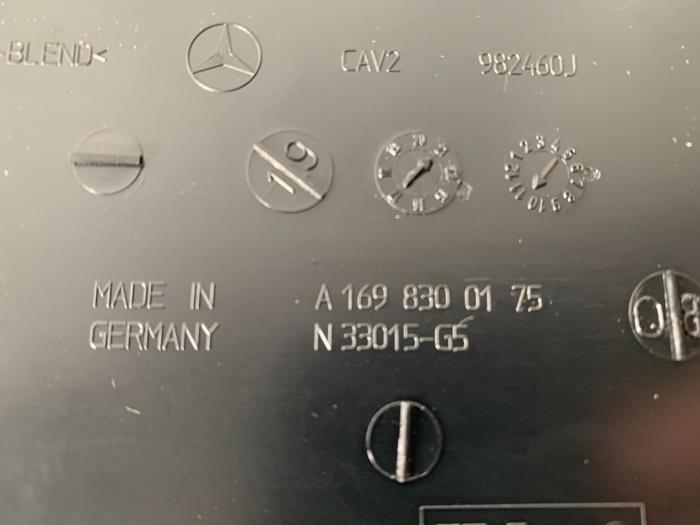 Rejilla de aire capó medio de un Mercedes-Benz B (W245,242) 1.7 B-170 16V 2005