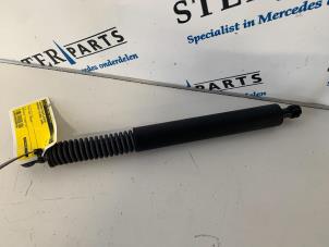 Used Rear gas strut, right Mercedes E Combi (S211) 2.2 E-220 CDI 16V Price € 35,00 Margin scheme offered by Sterparts Mercedes specialist