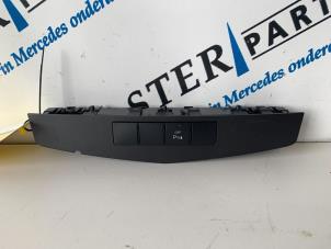 Usados Interruptor PDC Mercedes C Estate (S204) 2.2 C-200 CDI 16V . Precio € 45,00 Norma de margen ofrecido por Sterparts Mercedes specialist
