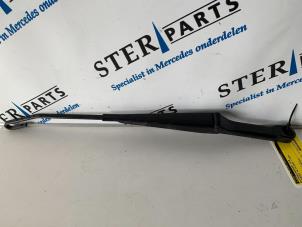 Usados Brazo delantero de limpiaparabrisas Mercedes ML I (163) 270 2.7 CDI 20V Precio € 15,00 Norma de margen ofrecido por Sterparts Mercedes specialist