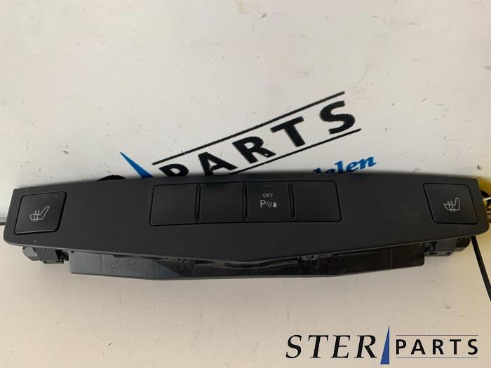 Begagnade Sätesvärmebrytare Mercedes C (W204) 1.6 C-180 16V BlueEfficiency Pris € 39,50 Marginaltabell erbjuds av Sterparts Mercedes specialist