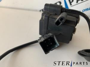 Engine temperature sensor from a Mercedes-Benz E (W210) 2.0 E-200 16V 1997
