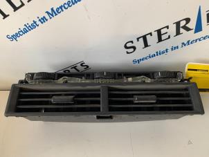 Używane Kratka wentylacyjna deski rozdzielczej Mercedes SL (R129) 3.0 300 SL 24V Cena € 40,00 Procedura marży oferowane przez Sterparts Mercedes specialist