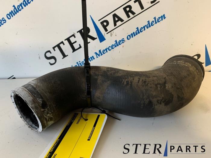 Gebrauchte Intercooler Schlauch Mercedes Vito (638.1/2) 2.2 CDI 108 16V Preis € 15,13 Mit Mehrwertsteuer angeboten von Sterparts Mercedes specialist