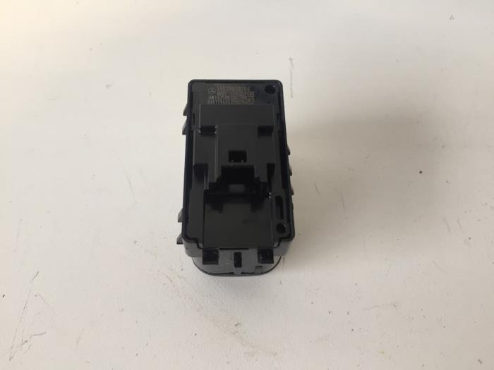 Electric window switch from a Mercedes-Benz Sprinter 3,5t (907.6/910.6) 311 CDI 2.0 D FWD 2021